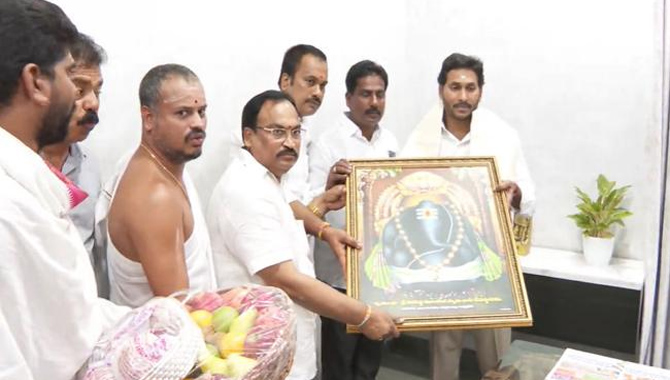 సీఎం వైఎస్ జగన్ కు..  కాణిపాకం నుంచి ఆహ్వానం