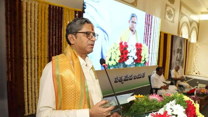 ప్రతి ఒక్కరూ చదవాల్సిన పుస్తకం ఇది : జస్టిస్ ఎన్.వి.రమణ