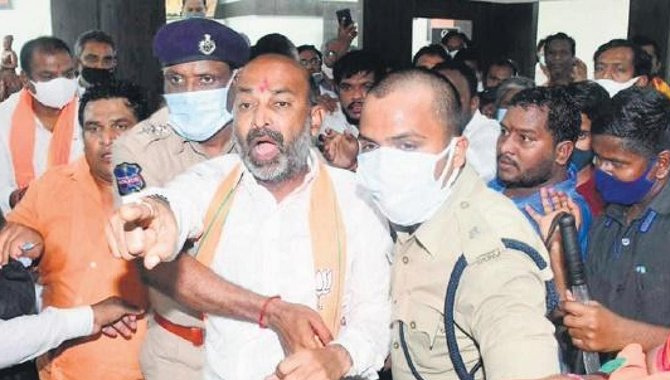 బీజేపీ రాష్ట్ర అధ్యక్షుడు బండి సంజయ్ అరెస్ట్