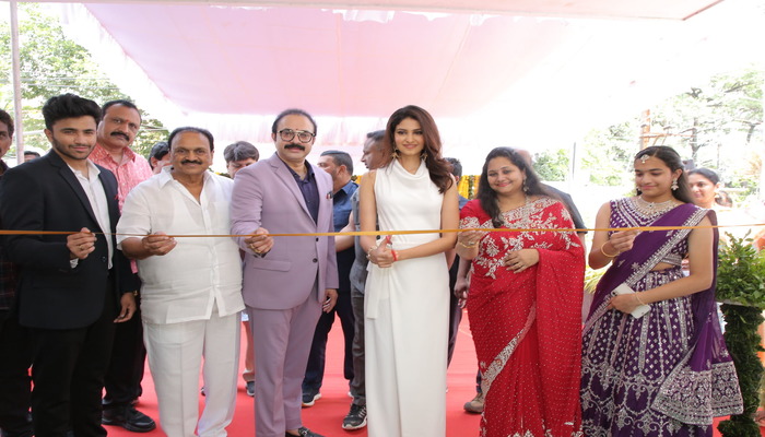 జూబ్లీ హిల్స్ లో శ్రిరూప్ అత్యాధునిక చర్మ, కేశ సంరక్షణ కేంద్రం ప్రారంభం జూబ్లీ హిల్స్ లో శ్రిరూప్ అత్యాధునిక చర్మ, కేశ సంరక్షణ కేంద్రం ప్రారంభం