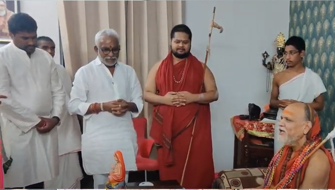 శ్రీశారదా పీఠాధిపతిని కలిసిన టీటీడీ చైర్మన్