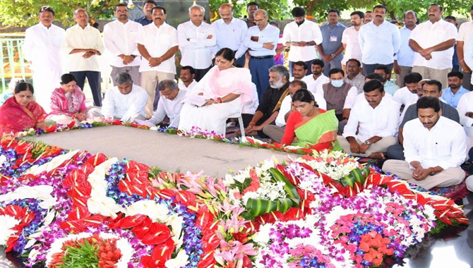 వైఎస్ఆర్ కు నివాళులర్పించిన సీఎం జగన్
