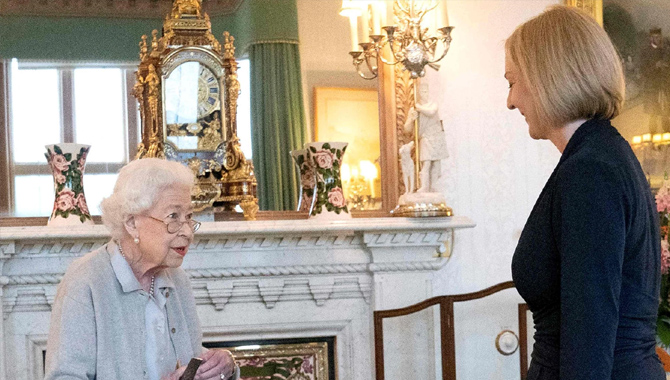క్వీన్ ఎలిజబెత్ తో లిజ్ ట్రస్ భేటీ