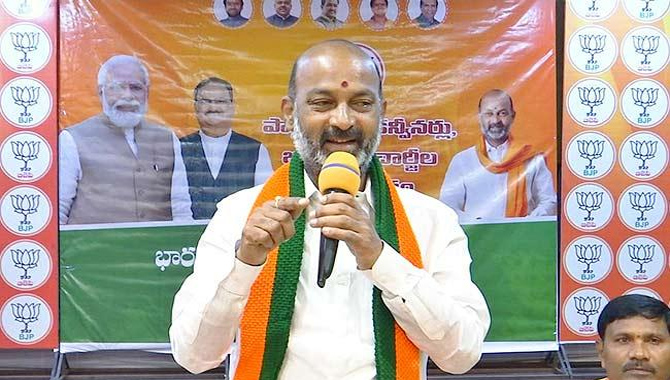 రాజ్యాంగబద్ధమైన పదవిలో ఉంటూ.. రాజకీయ విమర్శలా ?