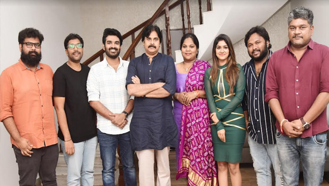 పవన్ కళ్యాణ్ చేతుల మీదుగా విడుదలైన ‘నేను మీకు బాగా కావాల్సినవాడిని’ ట్రైలర్