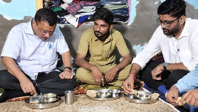 ఆటోవాలా ఇంట్లో సీఎం క్రేజీవాల్ డిన్నర్