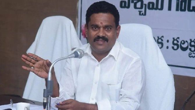 దాని వెనుక ఎవరు ఉన్నారో.. అందరికీ తెలుసు