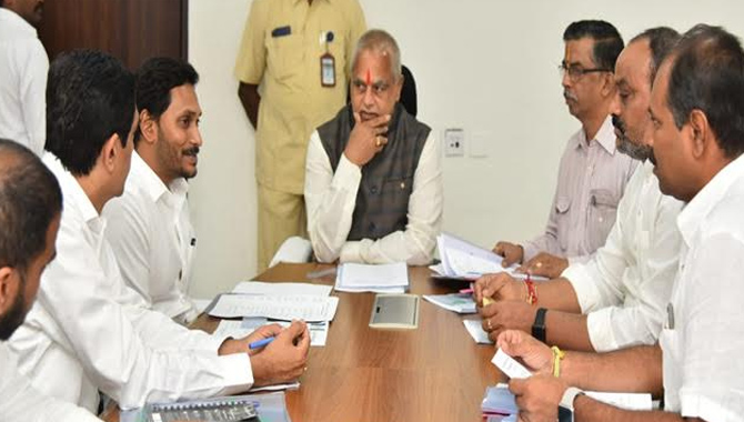 హాట్‌హాట్‌గా బీఏసీ మీటింగ్: మీరు ఒకటంటే మా వాళ్లు పదంటారు .. అచ్చెన్నాయుడికి సీఎం జగన్ హెచ్చరిక