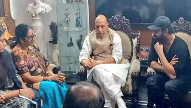 కృష్ణంరాజు కుటుంబాన్ని పరామర్శించిన… కేంద్ర మంత్రి  రాజ్‌నాథ్‌ సింగ్‌