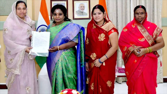 భర్తపై పీడీయాక్ట్ రద్దు చేయాలని గవర్నర్ తమిళిసైను కోరిన రాజాసింగ్‌ భార్య