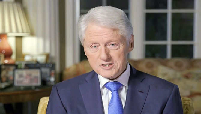 ప్రపంచాన్ని సంక్షోభం నుంచి గట్టెక్కించాలి : క్లింటన్