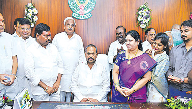 డిప్యూటీ స్పీకర్ గా బాధ్యతలు స్వీకరించిన కోలగట్ల