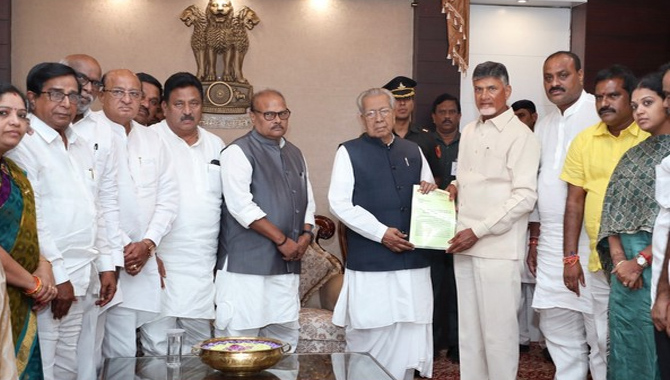 ఎన్టీఆర్ హెల్త్ యూనివర్సిటీ పేరు మార్చడంపై గవర్నర్‌కు చంద్రబాబు ఫిర్యాదు