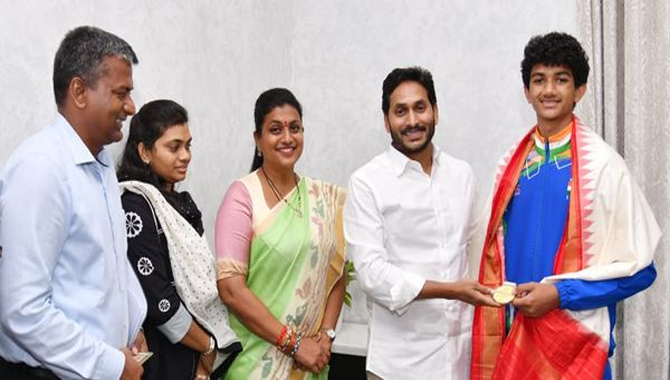 ముఖ్యమంత్రి వైయ‌స్ జగన్‌ను కలిసిన అంతర్జాతీయ కరాటే చాంపియన్‌ కార్తీక్‌ రెడ్డి