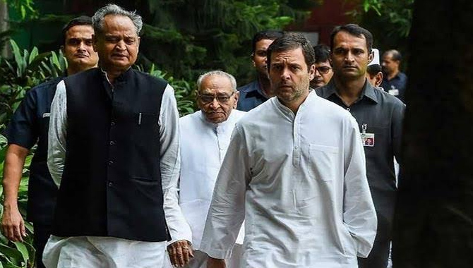 గాంధీ కుటుంబం నుంచి కాంగ్రెస్ అధ్యక్ష పదవికి పోటీ లేదు: గెహ్లాట్