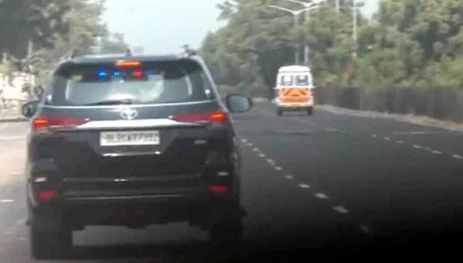 కాన్వాయ్ ఆపి మరీ అంబులెన్సుకు దారిచ్చిన ప్రధాని మోదీ