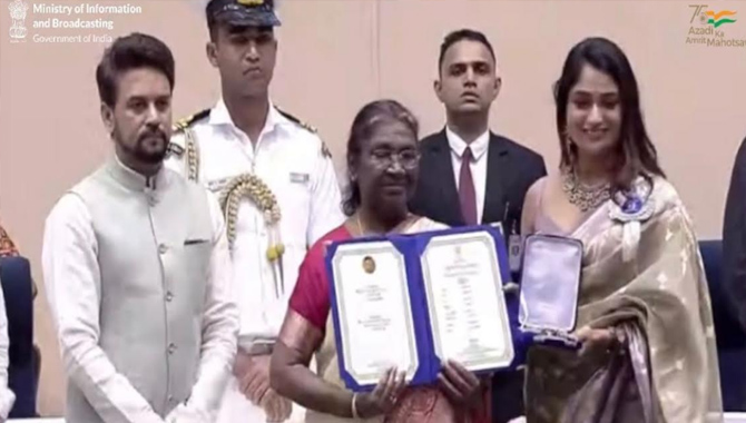 రాష్ట్ర‌ప‌తి ద్రౌప‌ది ముర్ము చేతుల మీదుగా బెస్ట్ కొరియోగ్ర‌ఫీ అవార్డు అందుకున్న సంధ్యారాజు