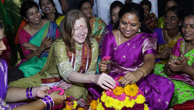 బతుకమ్మ సంబురాల్లో అమెరికా కాన్సులేట్ జనరల్ జెన్పీఫర్