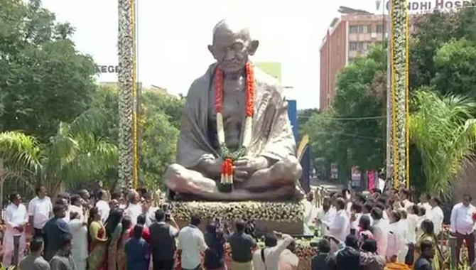గాంధీ ఆస్పత్రిలో మహాత్మాగాంధీ విగ్రహావిష్కరణ చేసిన కేసీఆర్