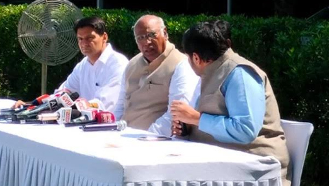 థరూర్ నా తమ్ముడి వంటి వాడు : మల్లికార్జున్ ఖర్గే 