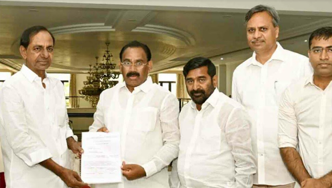 ప్రభాకర్ రెడ్డికి బీఫామ్ అందజేసిన కేసీఆర్