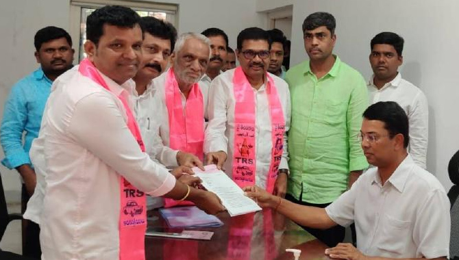 రాజగోపాల్ రెడ్డిపై అనర్హత వేటు వేయాలి.. ఎన్నికల అధికారికి టీఆర్ఎస్ నేతల ఫిర్యాదు