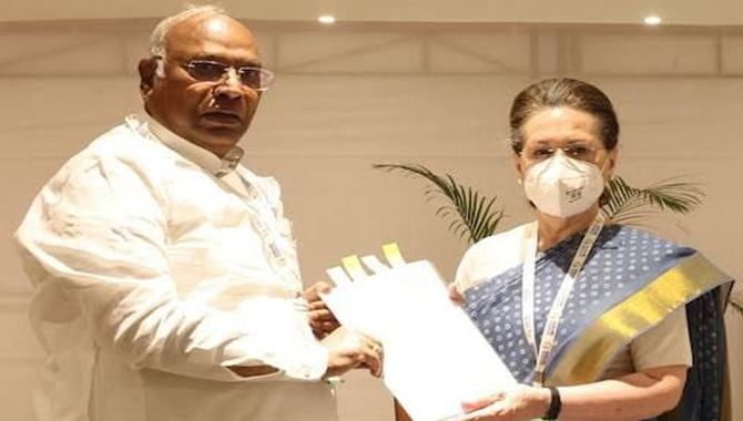 సోనియా చెప్తేనే అధ్యక్ష రేసులో నిలబడ్డా: మల్లికార్జున ఖర్గే