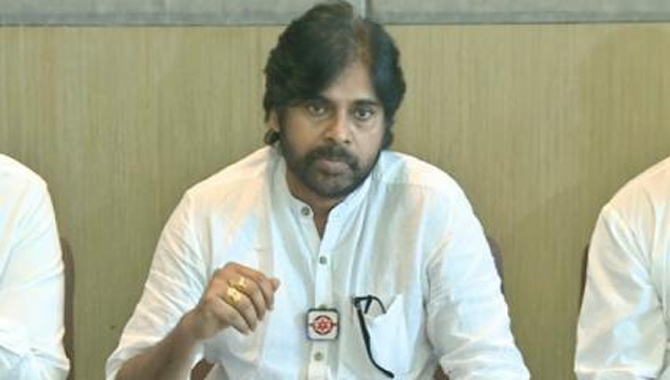 అధికారం ఒక్కరే చెలాయిస్తారు కానీ రాజధానులు మూడు కావాలా?.. ఏపీ ప్రభుత్వానికి పవన్ సూటి ప్రశ్న