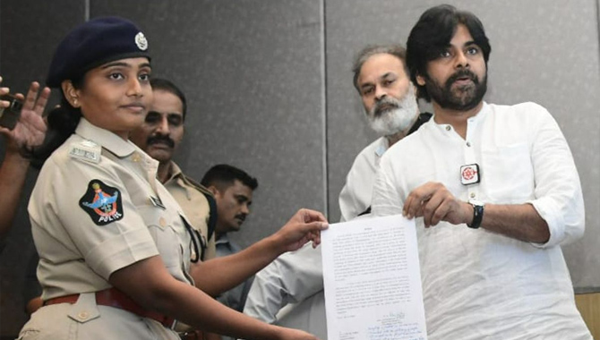 విశాఖ నుంచి వెళ్లిపోవాలని జనసేనకు పోలీసుల నోటీసులు