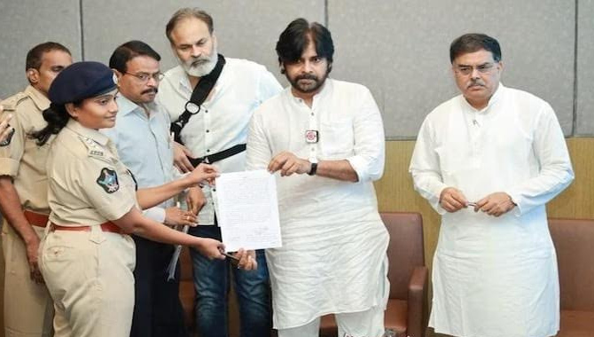 ప్రజల కోసం పోరాడితే పోలీసు నోటీసులా?.. పవన్ కల్యాణ్ ఆవేదన