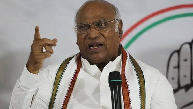 కాంగ్రెస్ అధ్యక్షుడిగా ఖర్గే బాధ్యతలు చేపట్టేది ఎప్పుడో చెప్పిన సూర్జేవాలా