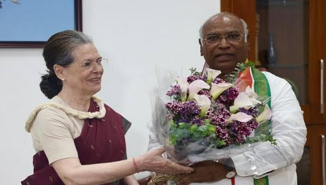 అపాయింట్‌మెంట్ ఇవ్వకుండా.. నేరుగా ఖర్గే ఇంటికెళ్లి అభినందించిన సోనియా.. కారణం అదేనా?