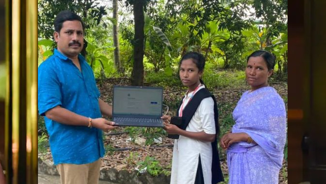 కొర్స కావ్యశ్రీ కి జయశేఖర్ తాళ్ళూరి లాప్ ట్యాప్  వితరణ