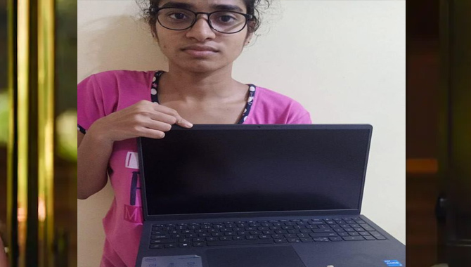 జాన్ బ్లెస్సి శ్రీప్రియ కి రవి పొట్లూరి గారి లాప్ ట్యాప్ వితరణ