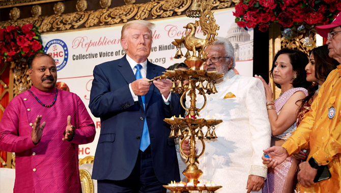 డొనాల్డ్ ట్రంప్ దీపావళి వేడుకల్లో సతీష్ వేమన డొనాల్డ్ ట్రంప్ దీపావళి వేడుకల్లో సతీష్ వేమన