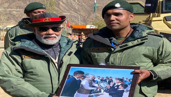 ప్రధాని మోదీ కార్గిల్ పర్యటనలో.. అరుదైన  సంఘటన