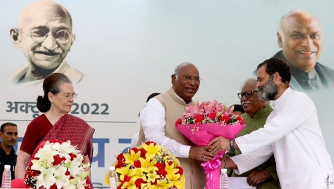 కాంగ్రెస్ పార్టీ నూతన అధ్యక్షుడిగా… బాధ్యతలు స్వీకరించిన ఖర్గే