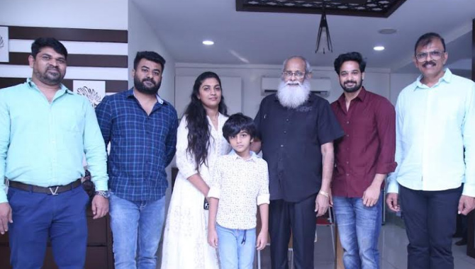 హెబ్బా పటేల్  B&W (బ్లాక్ & వైట్) మూవీ టీజర్‌ను విడుదల చేసిన వి. విజయేంద్ర ప్రసాద్