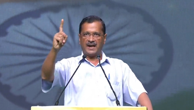 గుజరాత్ నుంచి వైదొలగమని బీజేపీ ఆఫర్ …కేజ్రీవాల్