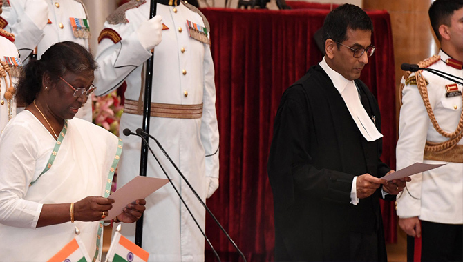 సీజేఐగా జస్టిస్ చంద్రచూడ్ ప్రమాణ స్వీకారం