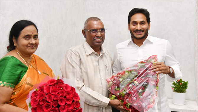 ముఖ్యమంత్రి వైఎస్‌ జగన్‌ను కలిసిన ప్రెస్‌ అకాడమీ ఛైర్మన్‌ కొమ్మినేని శ్రీనివాసరావు