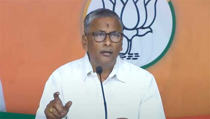 ఇవన్నీ సీఎం కనుసన్నల్లో జరుగుతున్నాయి : ఎన్వీఎస్ఎస్ ప్రభాకర్