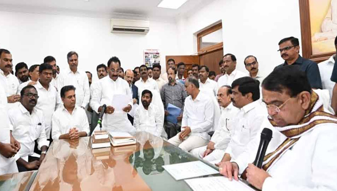 మునుగోడు ఎమ్మెల్యేగా కూసుకుంట్ల ప్రభాకర్ రెడ్డి ప్రమాణ స్వీకారం