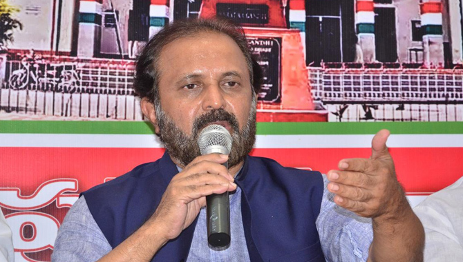 ప్రజల దృష్టి మళ్లించేందుకే  కేసీఆర్.. ప్రోటోకాల్ నాటకాలు