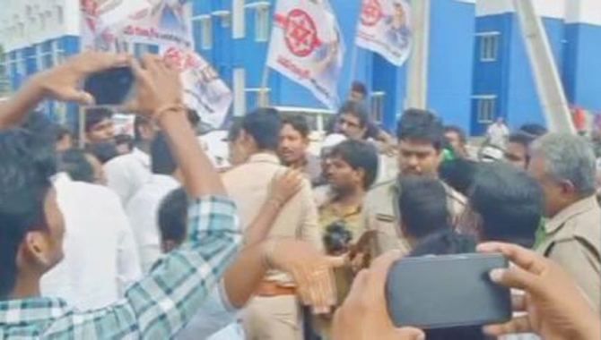 జనసేన నాయకులను అడ్డుకున్న లబ్దిదారులు.. వెళ్లిపోవాలంటూ నినాదాలు..