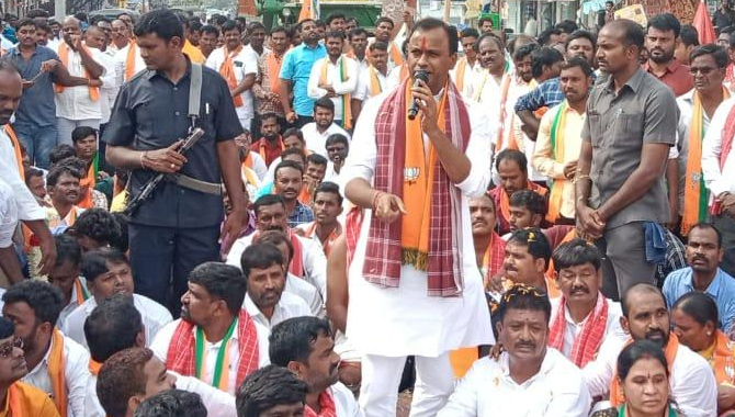 మునుగోడులో కోమటిరెడ్డి రాజగోపాల్ రెడ్డి అరెస్ట్