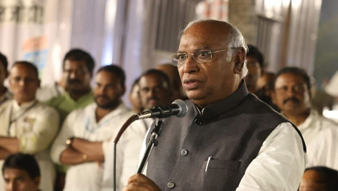 కాంగ్రెస్ నూతన అధ్యక్షుడు కీలక నిర్ణయం… తక్షణమే ఇది అమల్లోకి కాంగ్రెస్ నూతన అధ్యక్షుడు కీలక నిర్ణయం… తక్షణమే ఇది అమల్లోకి