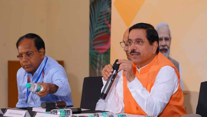 కేటీఆర్, కవిత బీజేపీలోకి..  ఎవరొచ్చినా ఆహ్వానిస్తాం : కేంద్ర మంత్రి ప్రహ్లాద్