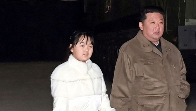 తొలిసారిగా తన వారసురాలితో.. బహిరంగంగా కిమ్