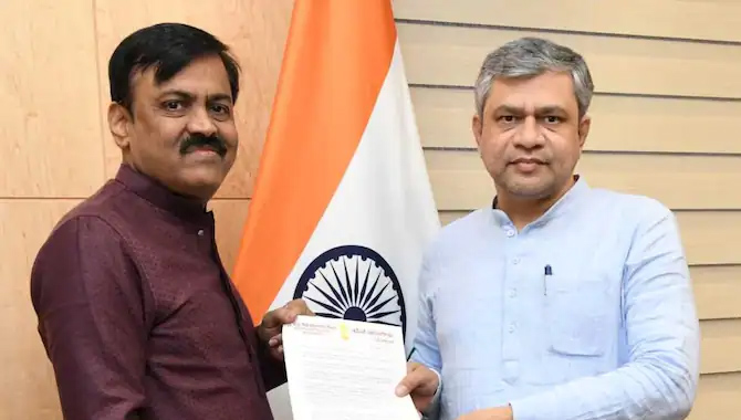 విశాఖను ఐటీ హబ్ గా అభివృద్ధి చేయండి : జీవీఎల్